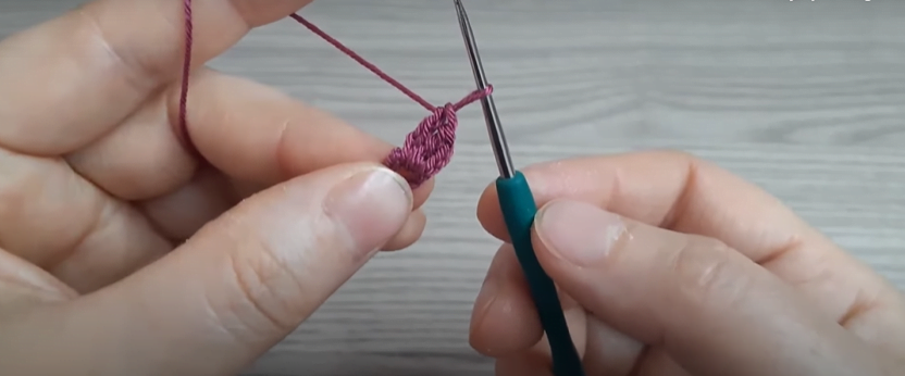 tığ işi badem motifli örgü modeli detaylı görünüm