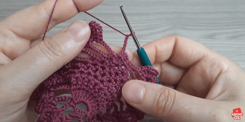yelekte kullanılan bademli tığ işi örgü modeli