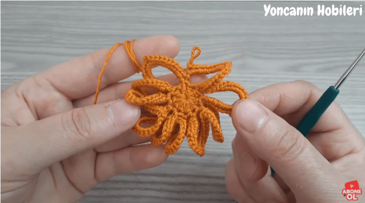 bebek battaniyesi için tığ işi çiçek motif modeli
