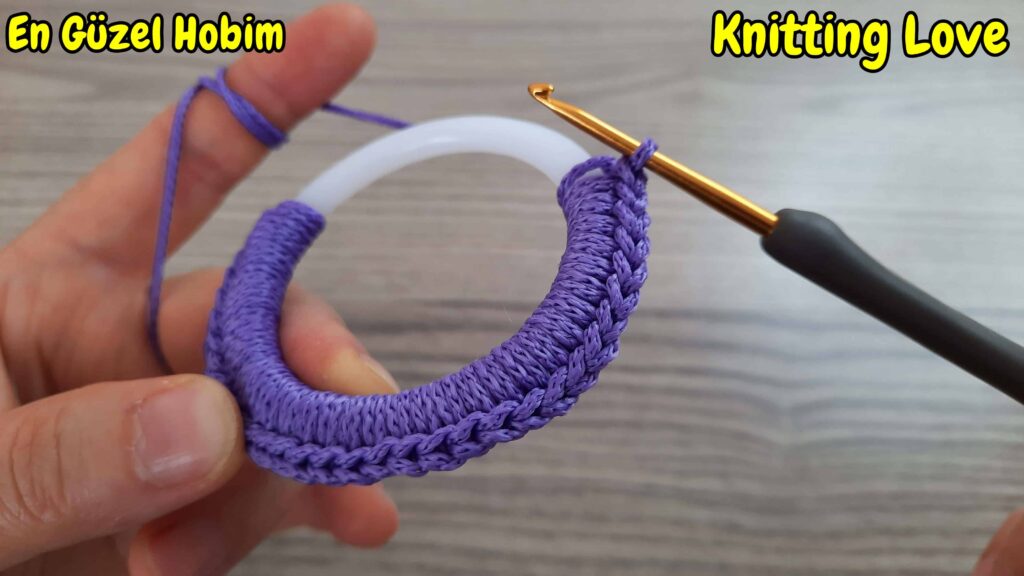 Yuvarlak Halkadan Harika Bardak Kılıfı Örgü Modeli