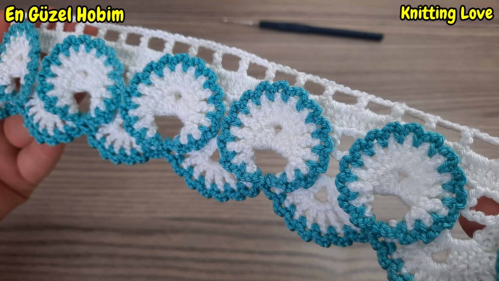 Kız Çocuklar İçin Yapımı Kolay Şahane Tığ İşi Bandana Örgü Modeli