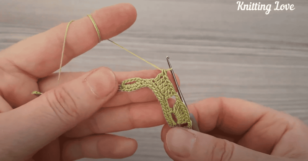 Kolay tığ işi örgü modeli yakından çekim motif yapısı