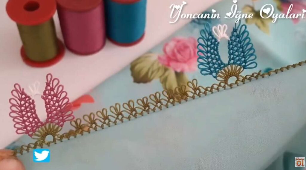 Su Yeşili Üzerine Pembe ve Turkuaz Çiçekli İğne Oyası Modeli | Kolay ve Şık Yazma Kenarı