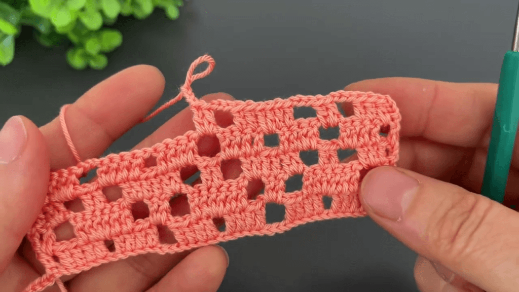 easy crochet lace stitch for beginners, elegant and simple repeating crochet pattern tutorial
