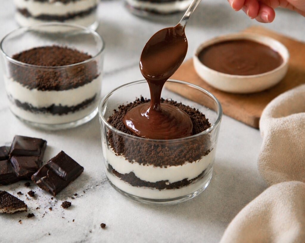 spoonful tatlısı çikolata sos dökme