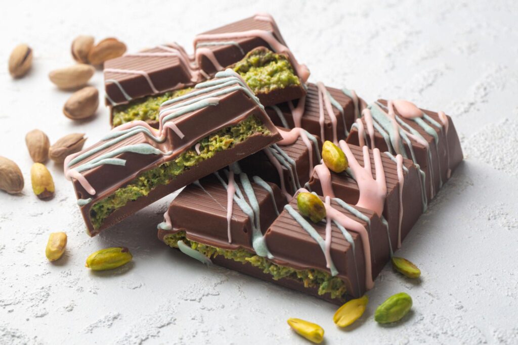 tatlı tarifi dubai çikolatası kesit görüntü pistachio chocolate kadayif layers luxury dessert presentation