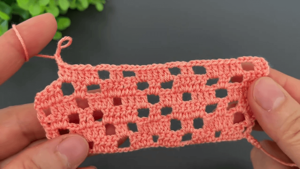 tığ işi delikli örgü modeli, zarif ve modern crochet desen örneği yakından görünüm