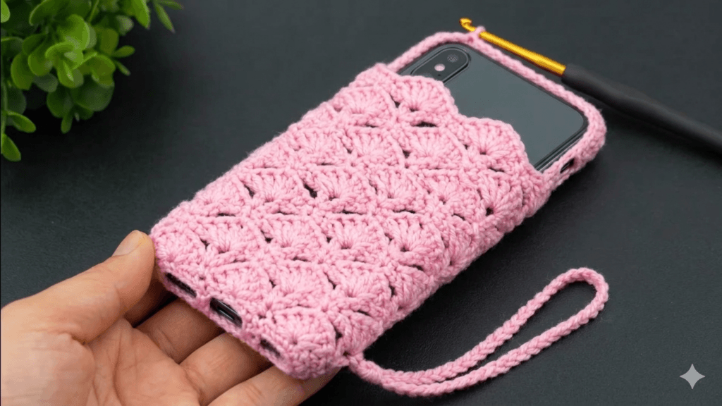 easy crochet phone case pattern for beginners, handmade crochet phone cover design, tığ işi telefon kılıfı modeli kolay ve şık örgü telefon kılıfı yapımı