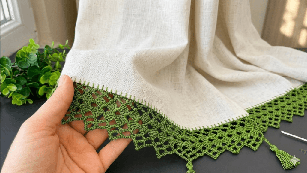 Şık perde kenarı tığ işi örgü modeli dekoratif crochet dantel örneği
