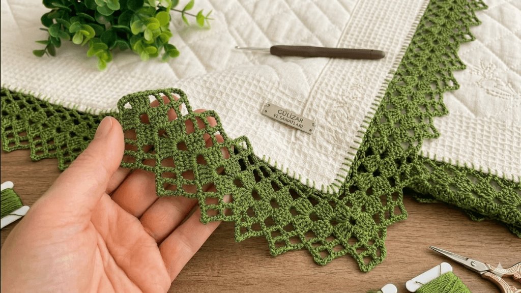 Şık pike ve yatak örtüsü kenarı tığ işi örgü modeli dekoratif dantel örneği