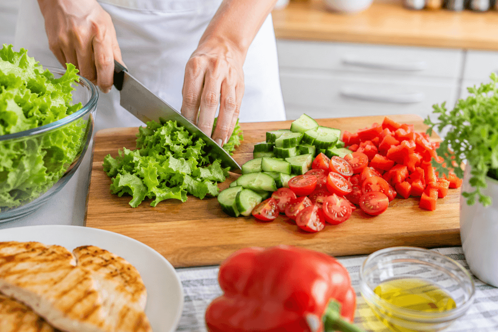 Taze sebzelerle tavuklu diyet salata hazırlama süreci